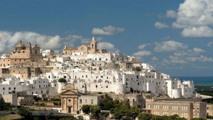 Ostuni, 58enne si sporge per fare una foto panoramica e precipita da un ponte: è in ospedale con diverse fratture