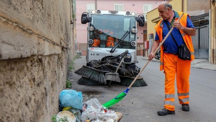 Cento addetti in strada: ecco il piano d'autunno per la pulizia di Palermo. Termovalorizzatore, polemica con il sindaco