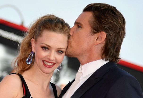 Ethan Hawke e Amanda Seyfried, un thriller sul red carpet, la coppia è affiatatissima