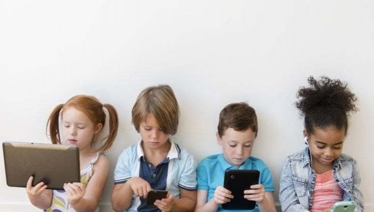 Troppi smartphone e tablet per i bambini: tutti i consigli utili ai genitori per staccarli dal video 