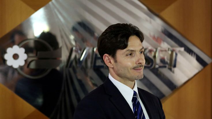 Mediaset, i Berlusconi senza l’aiuto politico ora sono una preda