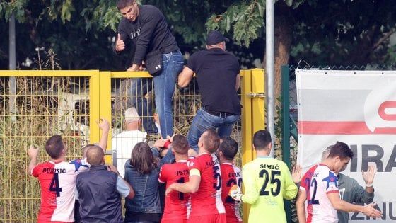 Tifosi serbi invadono il campo contro gli albanesi: sospesa Brescia-Vojvodina