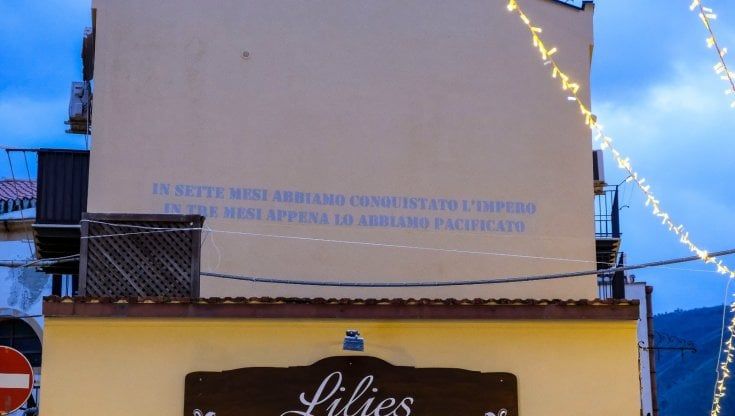 Cefalù, dopo "Indiana Jones" ricompare l'antica scritta fascista. L'Anpi: "Rimuovetela"