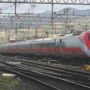 Treni, "inchino" da record: il regionale fa passare 7 Av