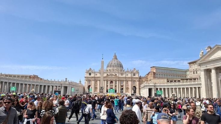 Vaticano, Papa Leone cancella i tagli di Francesco agli stipendi dei cardinali