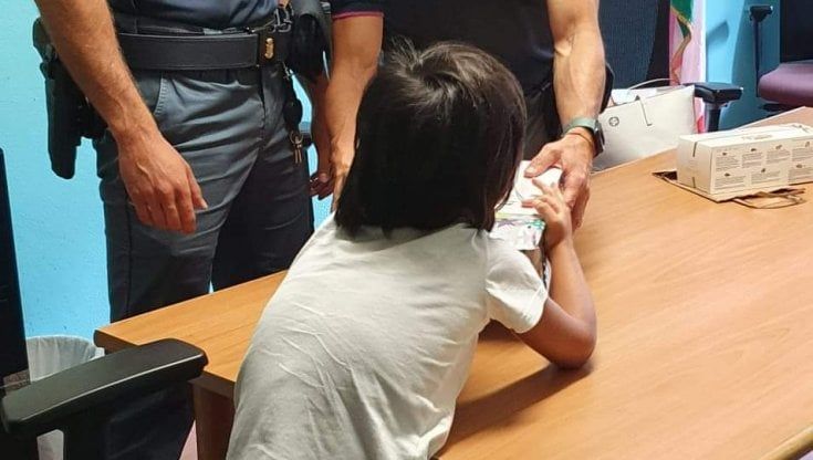 Gli rubano il giocattolo, bimbo di 5 anni fa "denuncia" e la polizia  gli fa una sorpresa