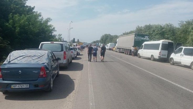 A Vasylyvka, l'unico check point per uscire dalle zone annesse: così i soldati russi decidono sommersi e salvati