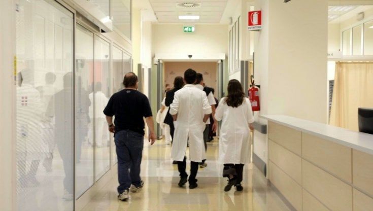 Bari, dalle visite in nero alle prescrizioni di protesi inutili: l'Asl denuncia 11 operatori. C'è anche un canale per wistleblower
