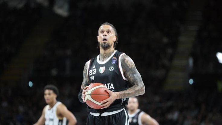 Hackett, squalifica ridotta da due a una giornata: sabato sarà in campo per gara 4 contro la Reyer