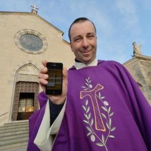Prete genovese invita a spegnere WhatsApp per quaresima