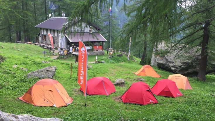 Rifugi in montagna, la ripartenza è in salita: piatti di carta e tende nei prati per tornare sulle Alpi