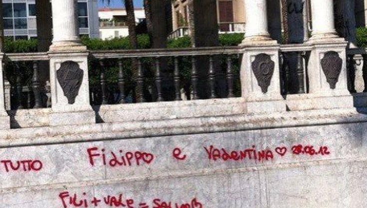 Il palchetto dedicato a Giuni Russo soffoca nel degrado, la protesta dei cittadini