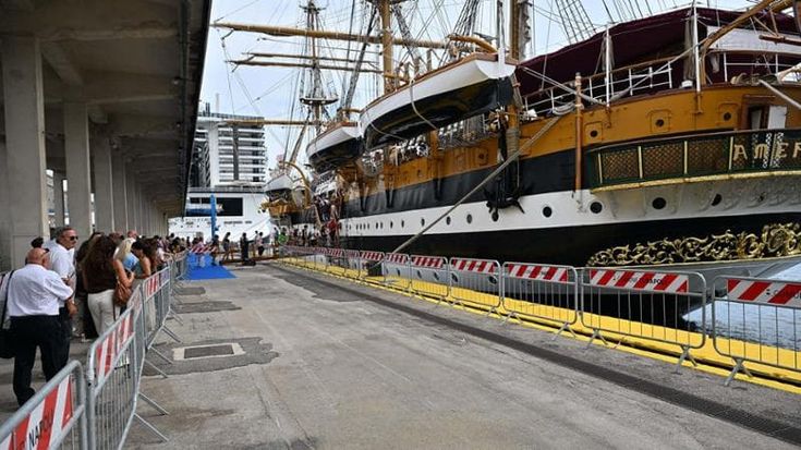 Vespucci a Napoli, sold out la tre giorni di visite: "Qui per vedere la nave più bella del mondo"