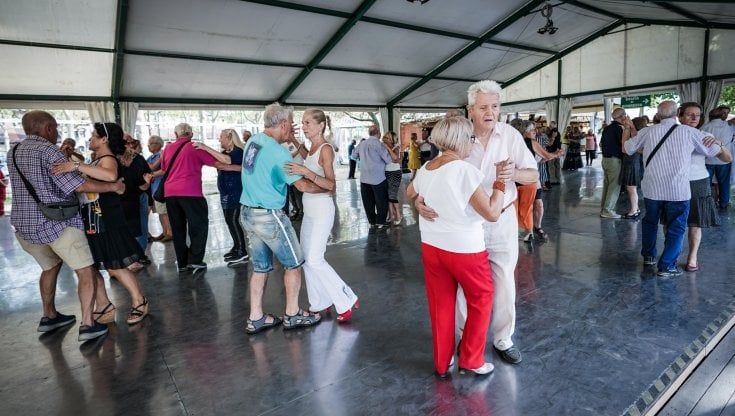 A pochi metri dal comizio di Letta si balla:  “Il Pd? Meglio il tango” 