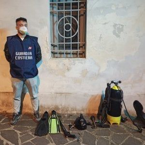 Sub sorpreso a pescare alla foce del Sarno: multa da mille euro 