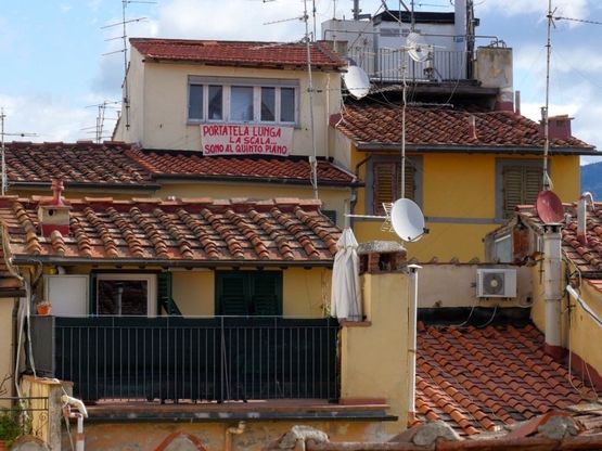 Firenze, striscione anti-Salvini: "Portatela lunga la scala. Sono al quinto piano"