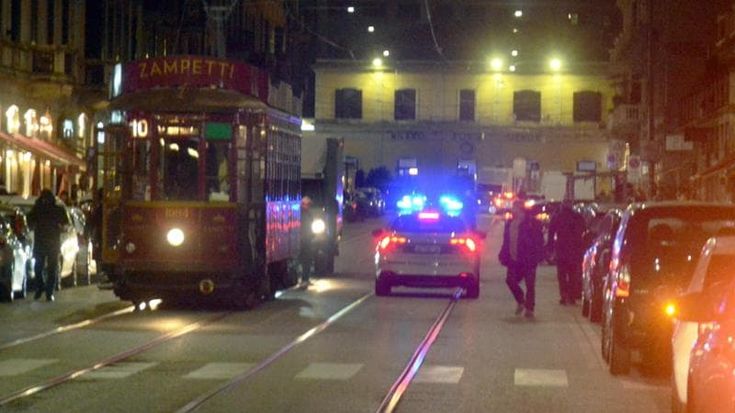 Vento a Milano, si stacca un pezzo di facciata da un palazzo in via Vigevano. Mezzi deviati