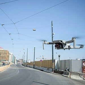Napoli, drone individua un uomo che viola i divieti per fare un tuffo a mare