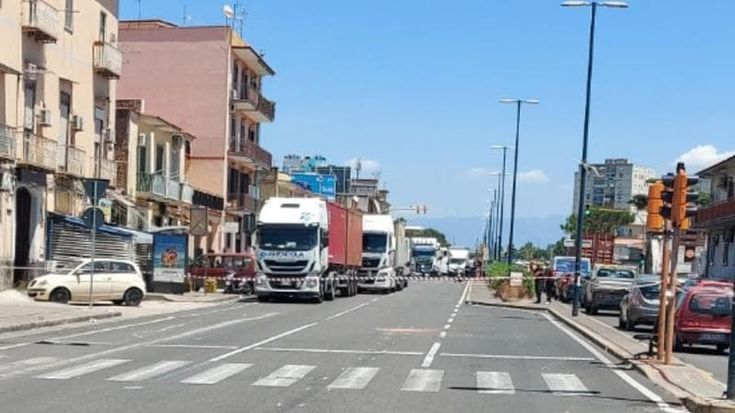 Travolta e uccisa da autoarticolato a Napoli, morta 67enne in via Argine. 13 morti da inizio anno