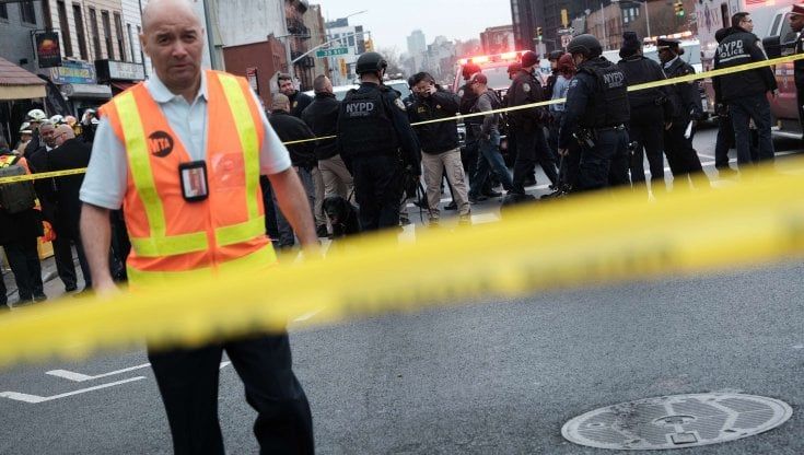 Attentato a New York: quello che sappiamo sugli spari nel metrò e cosa non sappiamo ancora