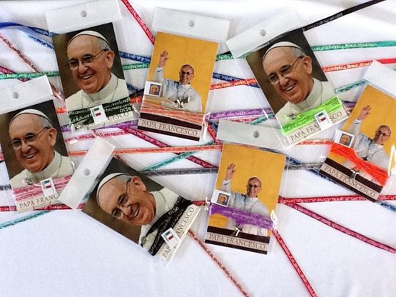 In Riviera spopolano i braccialetti<br />con le preghiere del Papa