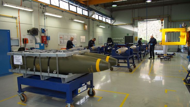 Viaggio nella fabbrica italiana delle bombe che distruggono lo Yemen: “Dà lavoro, ma meritiamo di meglio”