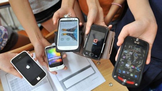 Ora il latino a scuola si studia con lo smartphone. E copiare i compiti non conviene