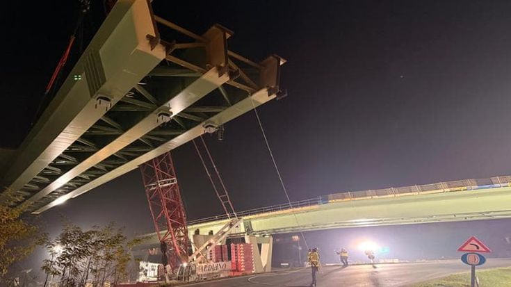 Asti-Cuneo, il racconto della notte al cantiere per la posa dell’ultimo viadotto: “A Natale si apre”