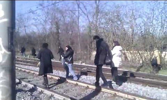 A passeggio sui binari del treno, cento persone fermate