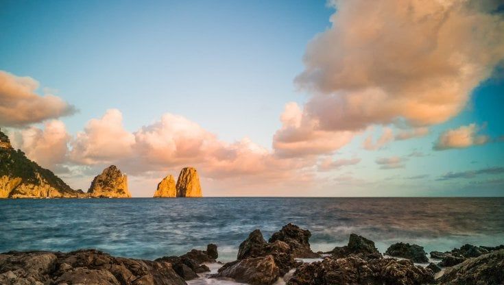 Faraglioni danneggiati dalla pesca dei datteri, il sindaco di Capri attacca dopo gli arresti:" Ora servono pene esemplari"