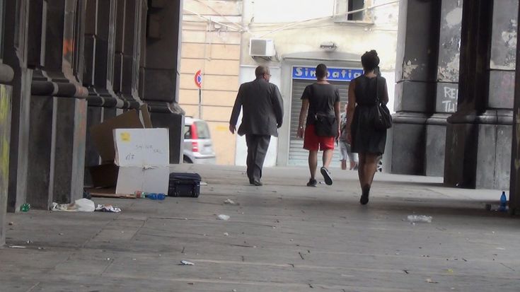 Galleria Principe di Napoli tra degrado e sporcizia, a poche settimane dalla scadenza del bando per assegnare i locali 