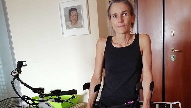 Dopo il furto, una bicicletta nuova per Eleonora, malata di Sla: "Quando l'ho vista ho pianto di felicità"