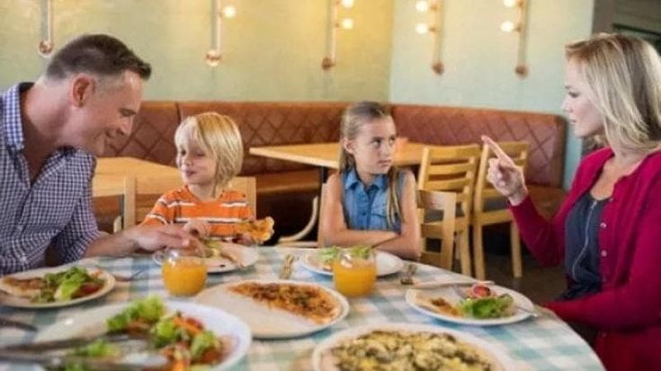 “Siete con i figli? Niente tavolo”. E le mamme social denunciano la pizzeria che non vuole i bambini