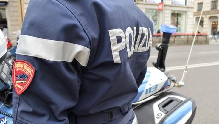 Rubano una moto e i passanti li difendono dalla polizia: caos alla Vucciria