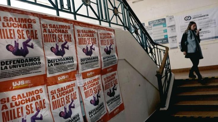 Nella Buenos Aires che muore sotto i tagli di Milei: la crisi dalle università alle mense, mentre il presidente arriva sulla copertina del Time