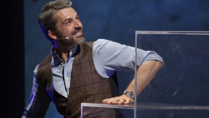 Luca Argentero in scena, una platea di donne per vedere "Doc" dal vivo