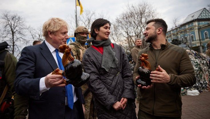 Il gallo in ceramica simbolo della resistenza ucraina regalato a Johnson e Zelensky 
