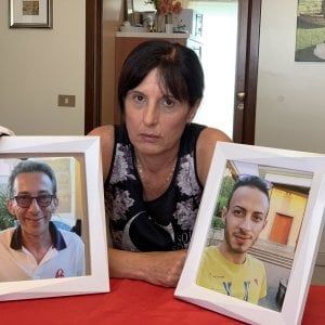 Palermo, la tragedia della Nuova Iside: "Mio figlio abbandonato in mare"