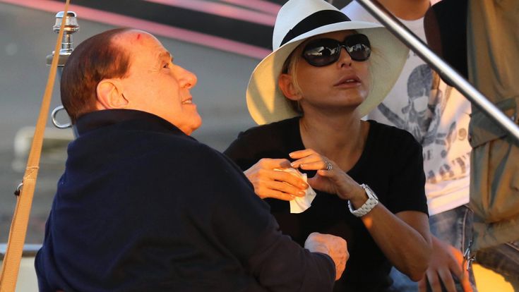 Berlusconi: "Vorrei tornare a casa". Il contagio di Marina in Provenza