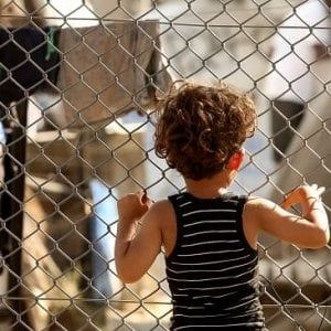 Grecia, nelle isole migranti e rifugiati continuano a vivere da confinati: "Una misura ingiustificata e discriminatoria"