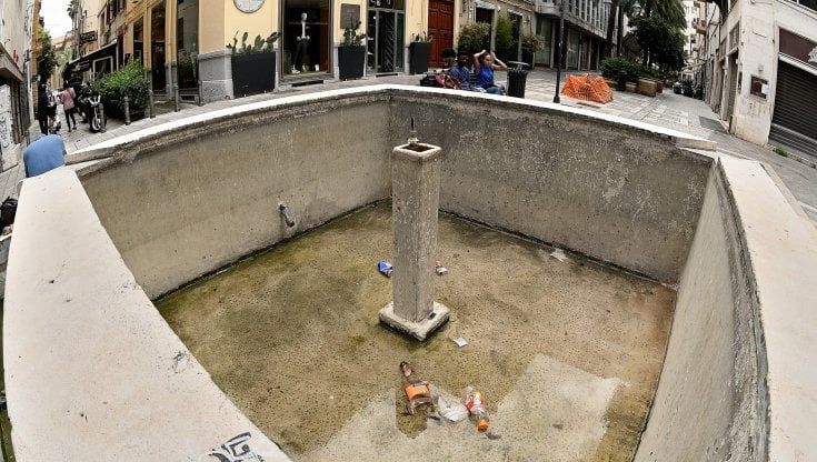 Via Magliocco in agonia tra rifiuti e abbandono, il Comune vuole affidarla ai negozianti