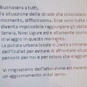 Serravalle, l'ira dei dipendenti dell'outlet: "Costretti a dormire nella shopville"