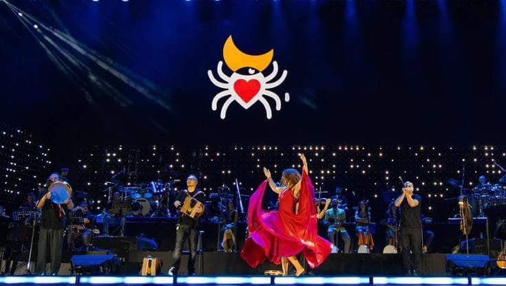 Notte della Taranta, la carica dei centomila: musica, festa e appelli alla pace