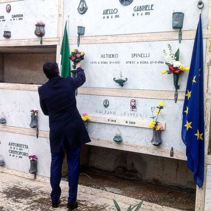 Renzi a Ventotene, omaggio alla tomba di Altiero Spinelli