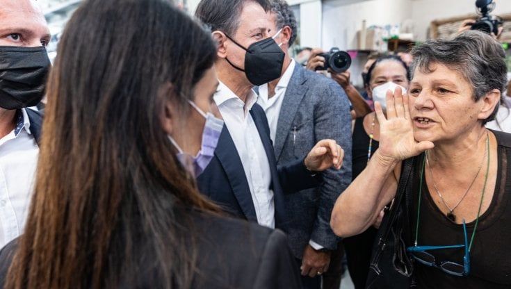 Raggi a San Basilio e la mano “a cucchiara”, contrappasso per il Movimento 5S