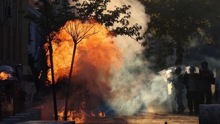 Albania, esplode la rivolta contro il potere di Rama: “Il Paese non è in vendita”