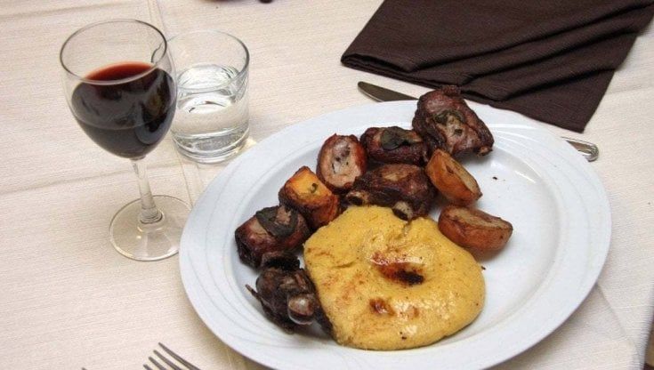Pranzo abusivo con uccellini vietati nella sede della Comunità Montana del Bresciano: "Era solo un seminario formativo". Ma è polemica