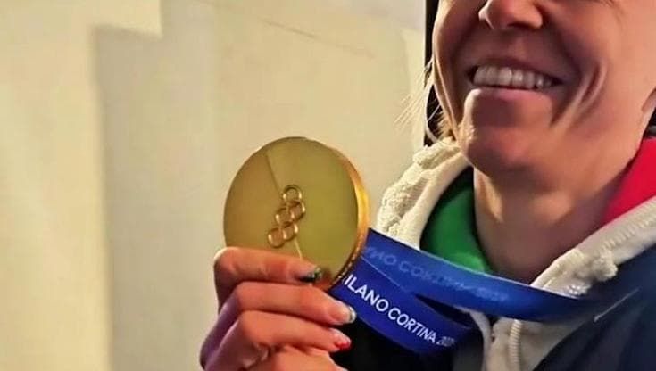 La gag di Arianna Fontana: al metal detector dimentica di posare le medaglie vinte a Milano Cortina