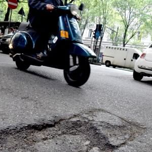 L'emergenza buche nelle strade: in dieci anni i fondi ridotti di sette volte