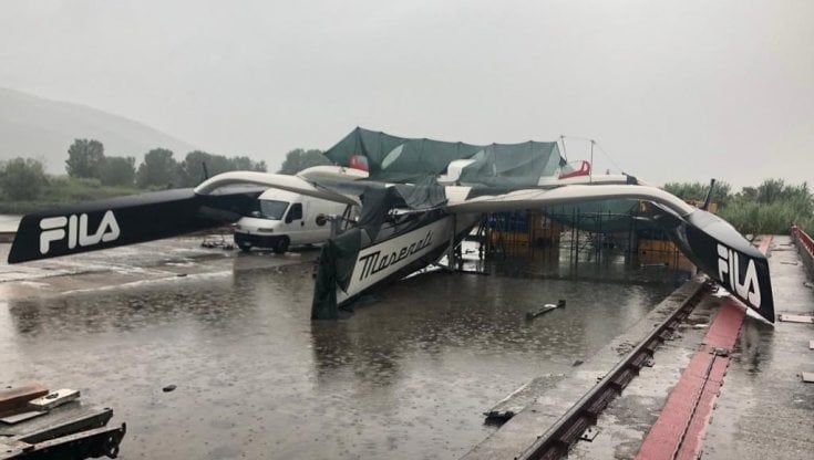 Santanché :"Il Twiga è distrutto". E la tromba d'aria fa "volare" la barca di Soldini fuori dal cantiere